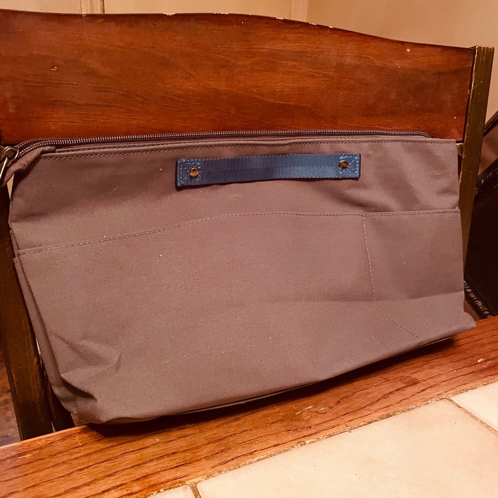 Nylon Gray Organizer. Many pockets zipper.   ( TOTE SIZE ).   🩶